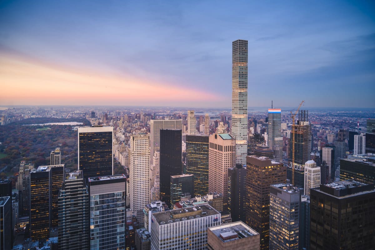 Manhattan ja Central Park Tower -pilvenpiirtäjä.