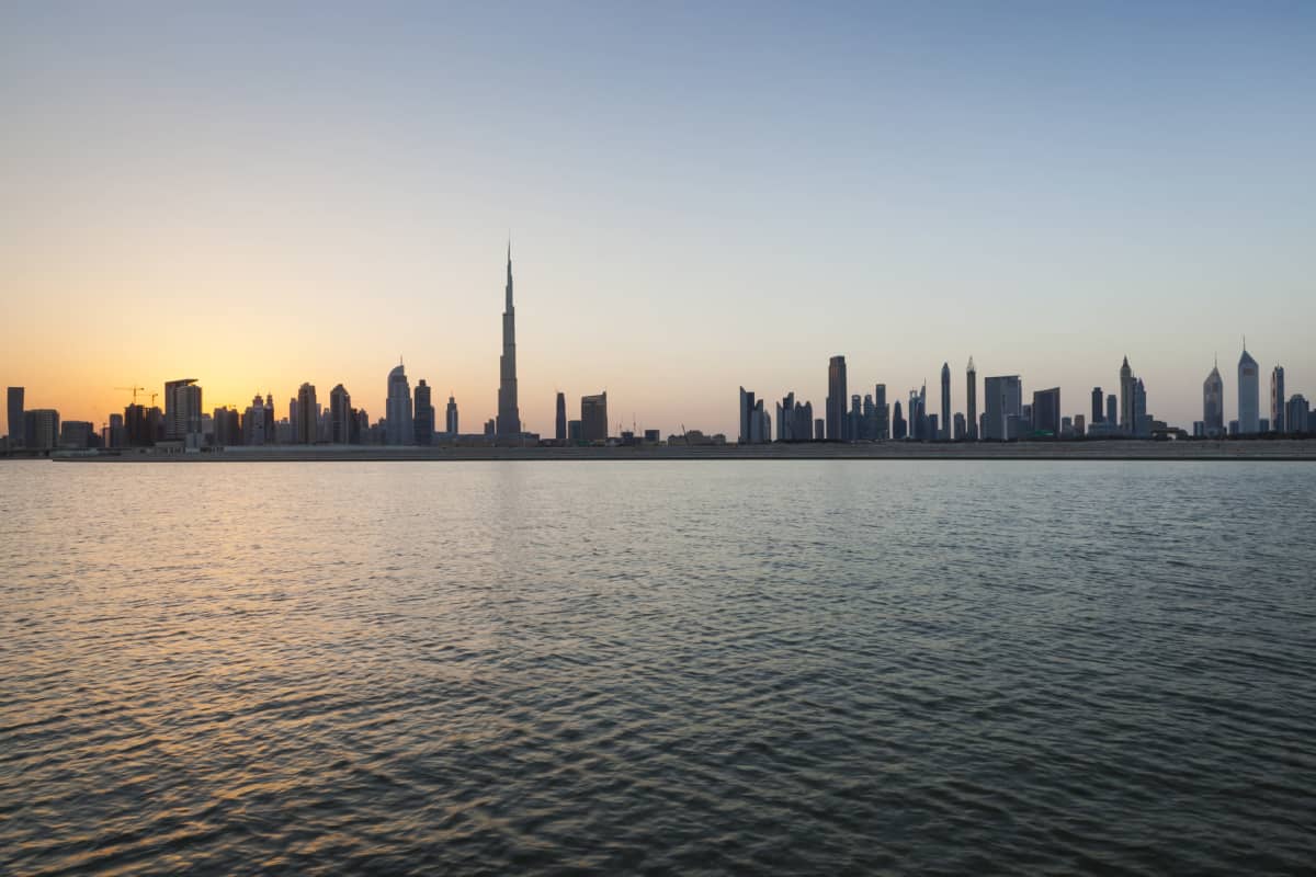 Dubain siluetti mereltä. Pilvenpiirtäjiä.