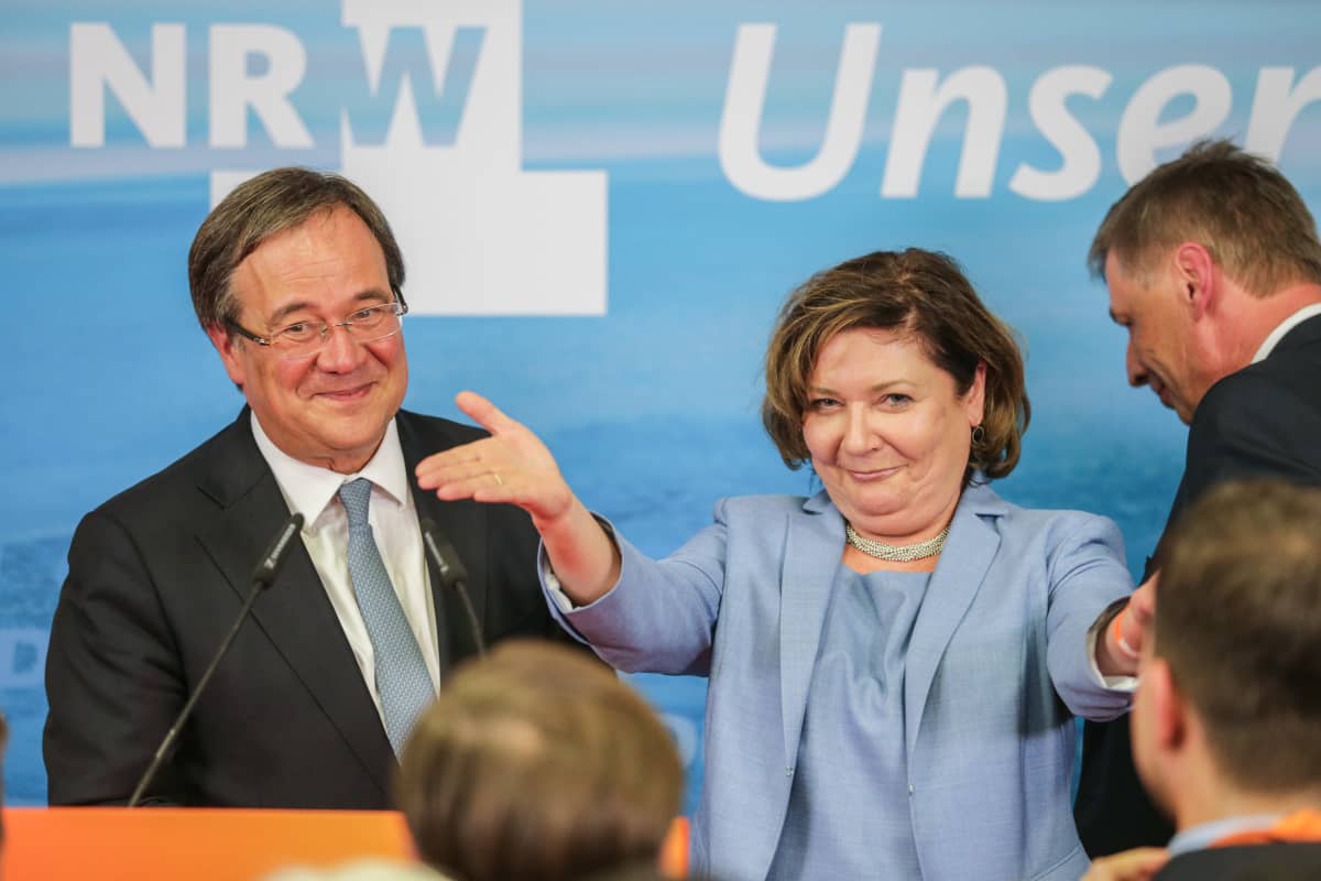 Armin ja Susanne Laschet hymyilevät vaalivalvojaisissa