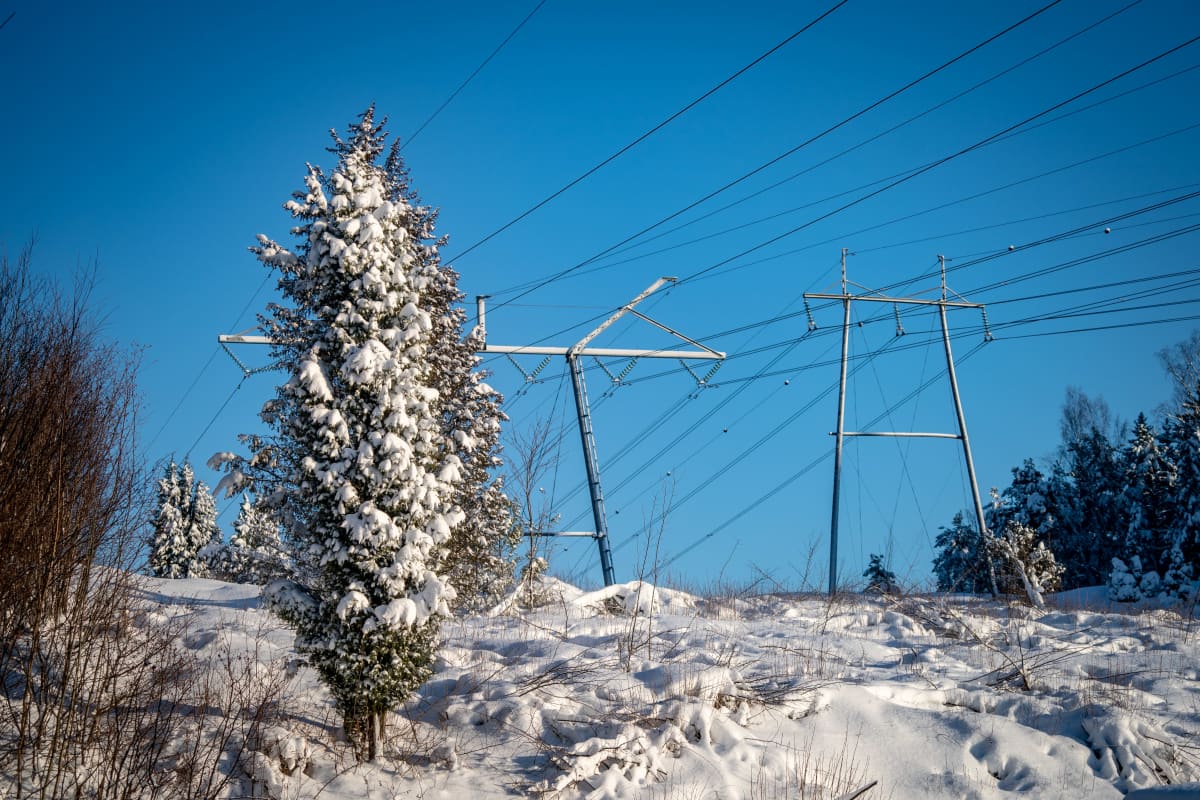 Sähkölinja talvisessa maisemassa.