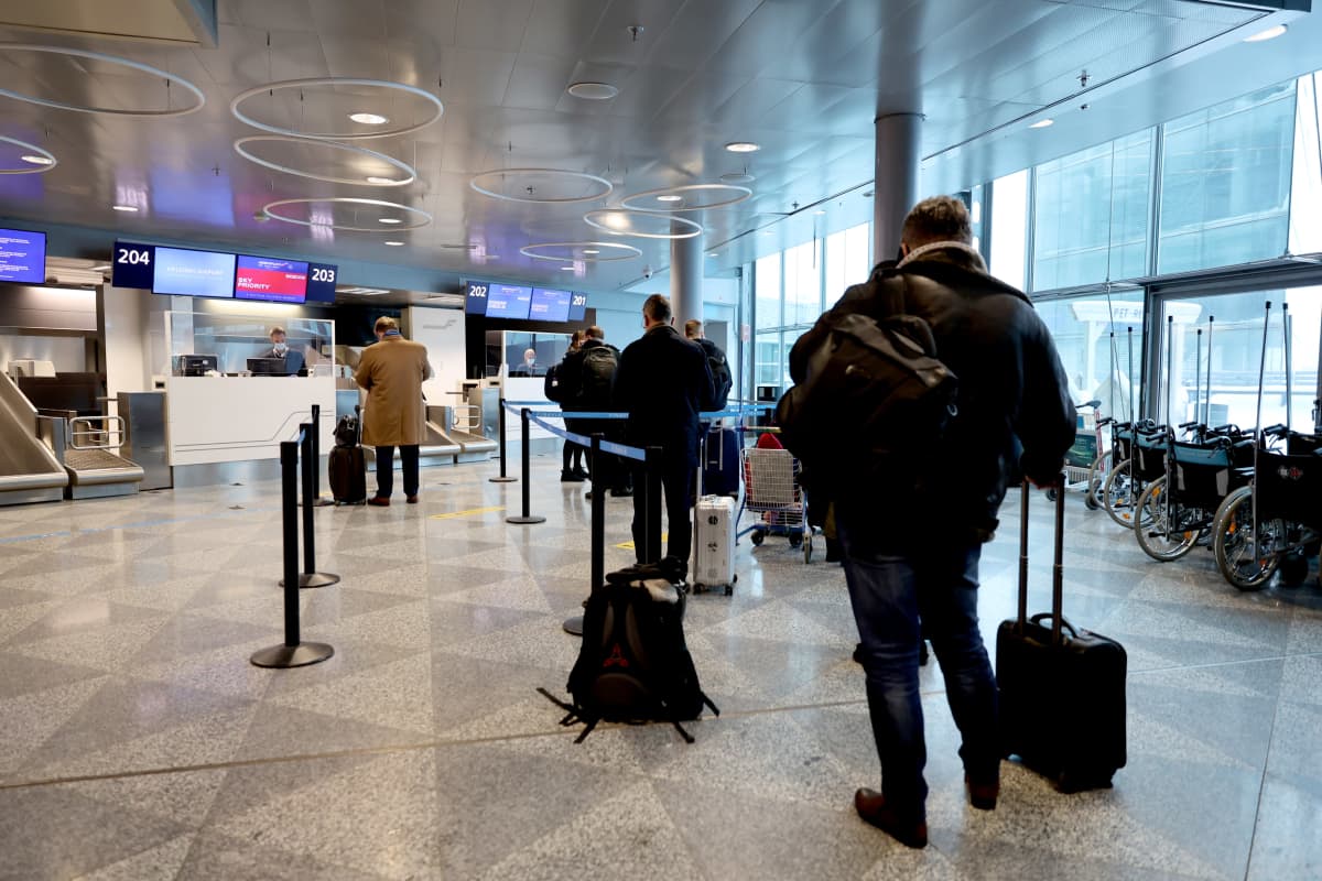 Venäläisiä matkustajia Helsinki-Vantaan lentoasemalla.