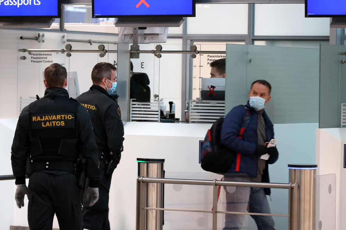 Venäläisiä matkustajia passitarkastuksessa Helsinki-Vantaan lentoasemalla.