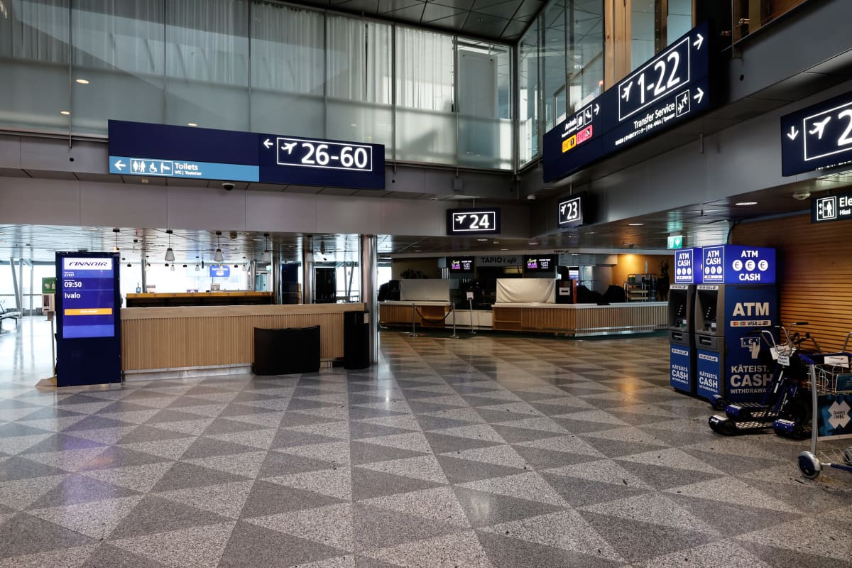 Autiot käytävät Helsinki-Vantaan lentoasemalla koronapandemian aikana.