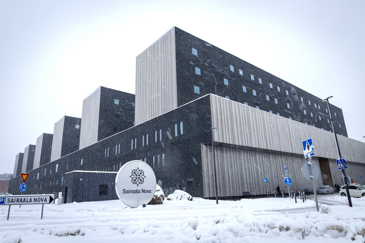 Sairaala Nova ulkoa lumisateessa.