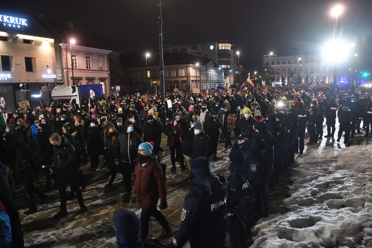 Ihmiset uhmasivat keskiviikkoiltana Puolan koronapandemian takia asettamia kokoontumisrajoituksia mielenosoituksessa Varsovassa. Protesti kutsuttiin koolle pian sen jälkeen kun maan hallitus ilmoitti aborttioikeuden tiukennuksista.