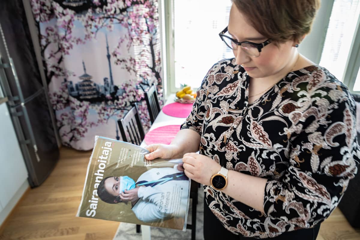 Anna-Mari Viljanen katsoo Sairaanhoitaja lehteä