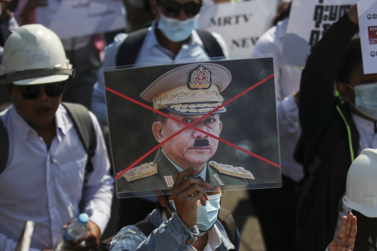 Mielenosoittaja osoittaa mieltään armeijan päällikköä  Min Aung Hlaingi vastaan, jolle on piirretty Hitler-viikset.
