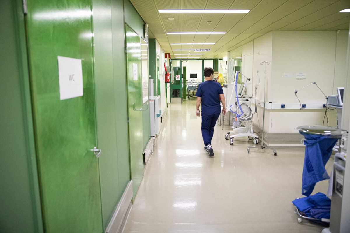 Osastonhoitaja kävelee Kanta-Hämeen keskussairaalan teho-osastolla.