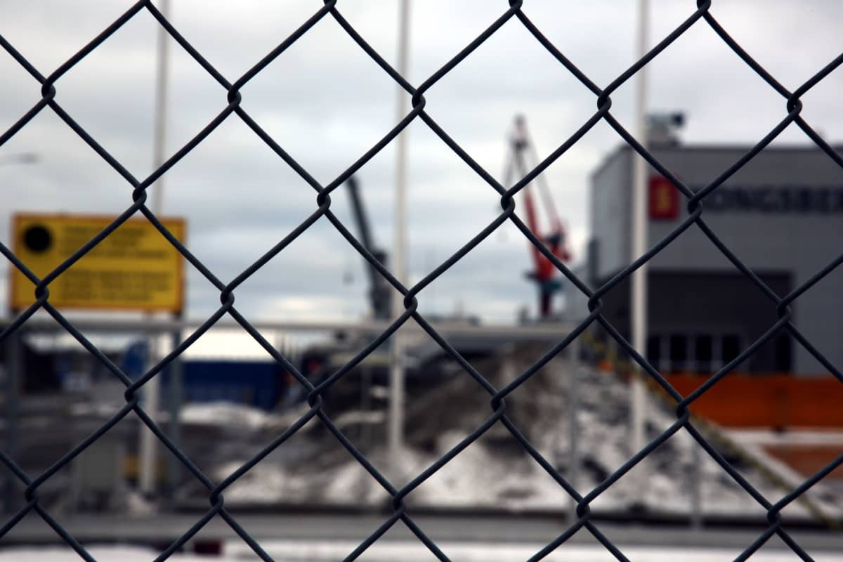 Rauman telakka aidan takaa helmikuussa 2021.