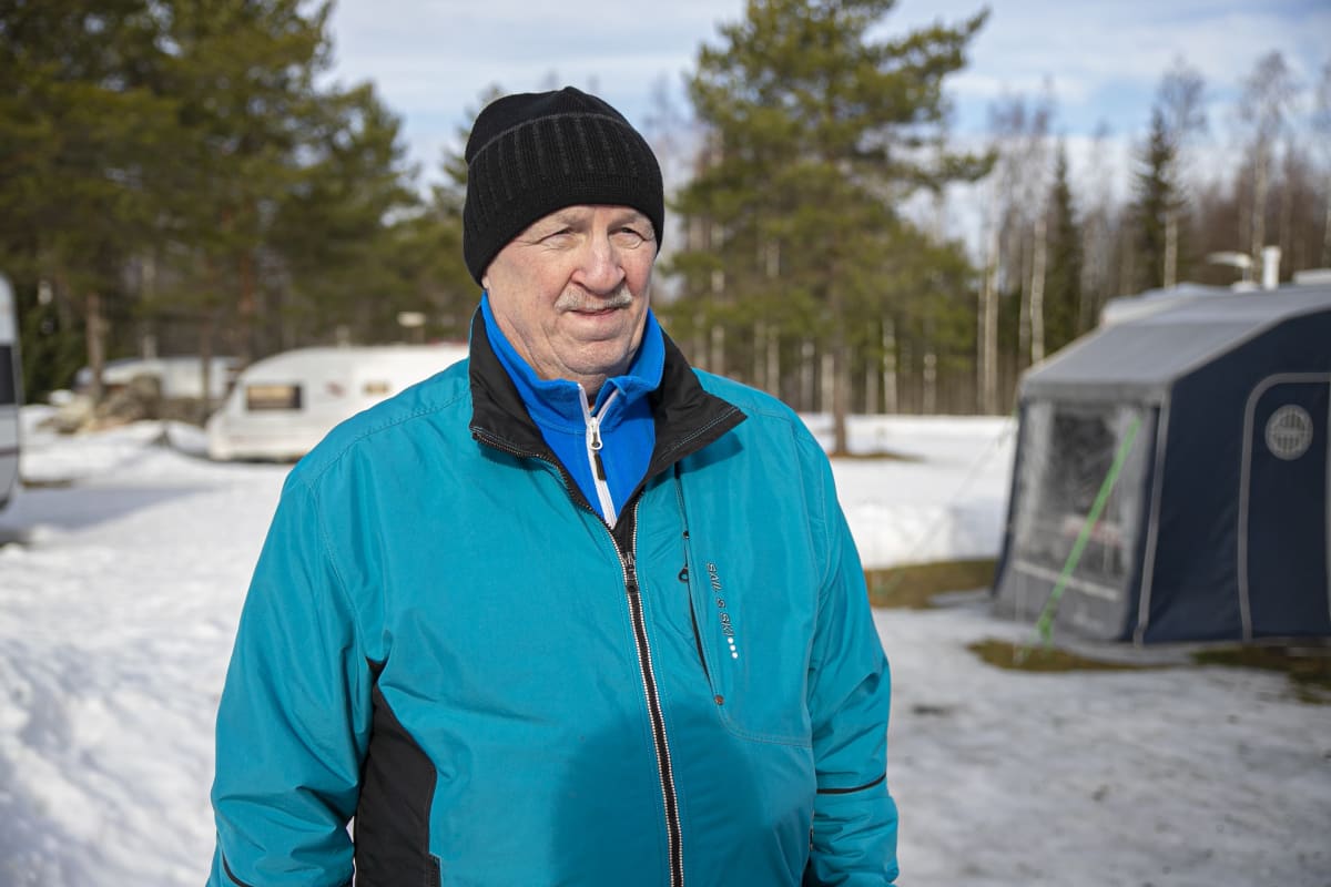 Juha Lemberg karavaanialueella Tammelassa. 
