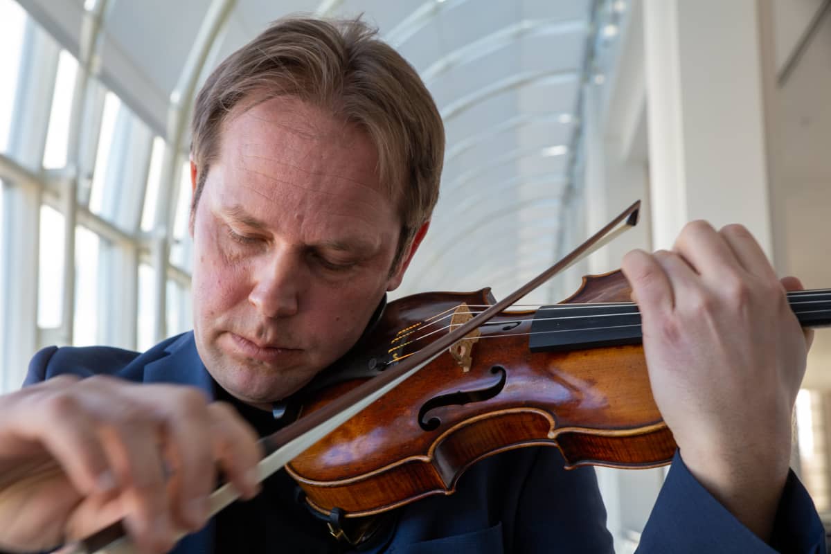 Konserttimestari Jukka Merjanen ja Montagnana-viulu.