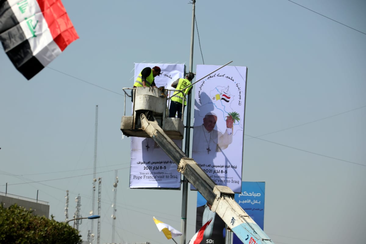 Bagdadissa liimailtiin maanantaina paavin vierailusta kertovia julisteita.