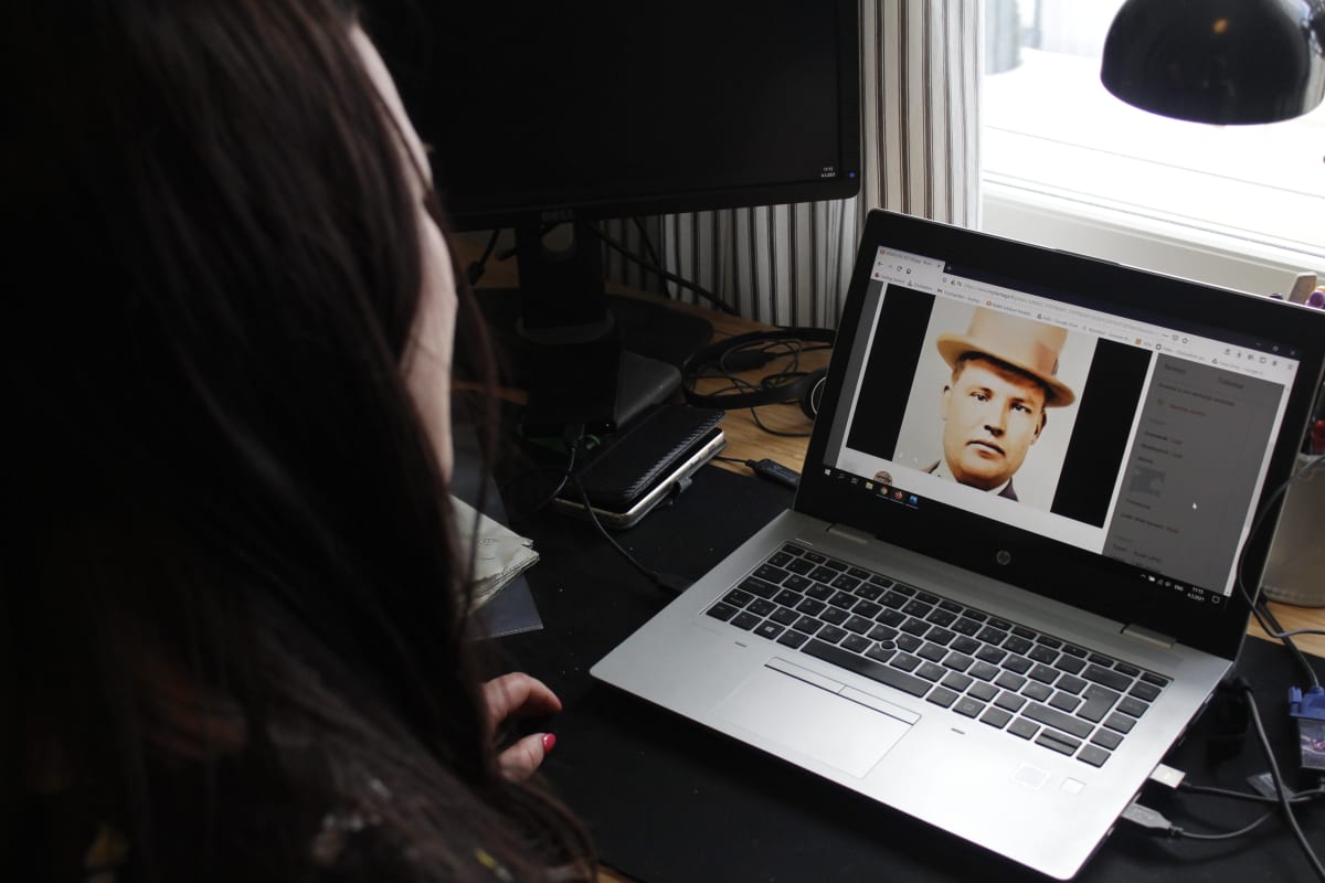 Sukututkimusta harrastava Anu Järvinen käyttää MyHeritage-verkkopalvelun animaatiotyökalua.
