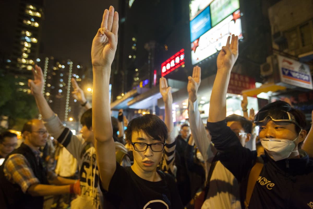 Mielenosoittajia Hongkongin yössä.