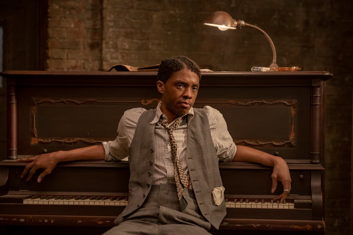 Chadwick Boseman poserar framför ett piano i filmen Ma Rainey´s Black Bottom.