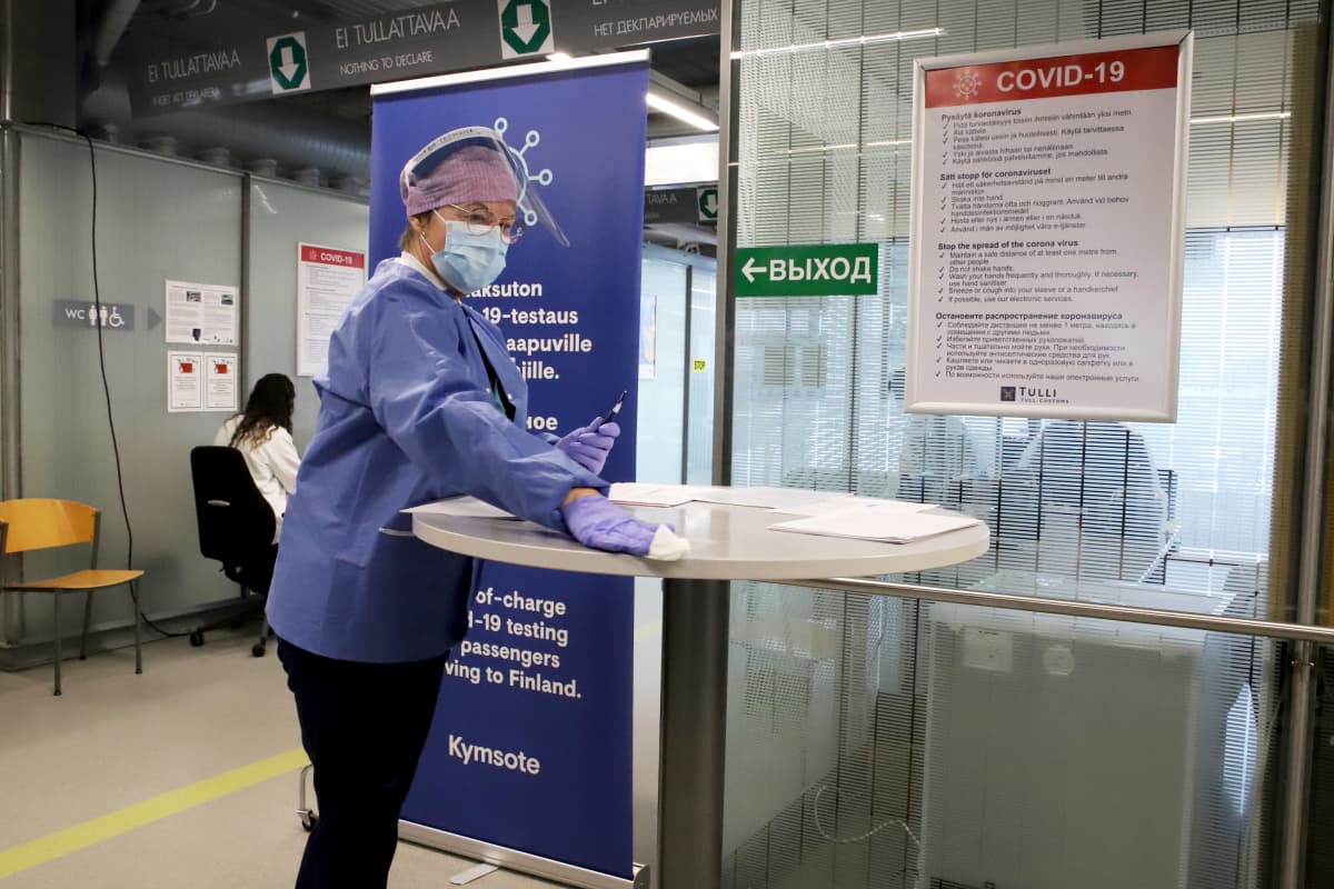 sairaanhoitaja Birgit Salmenhaara puhdistaa pöytää Vaalimaan raja-aseman koronatestauspisteellä.