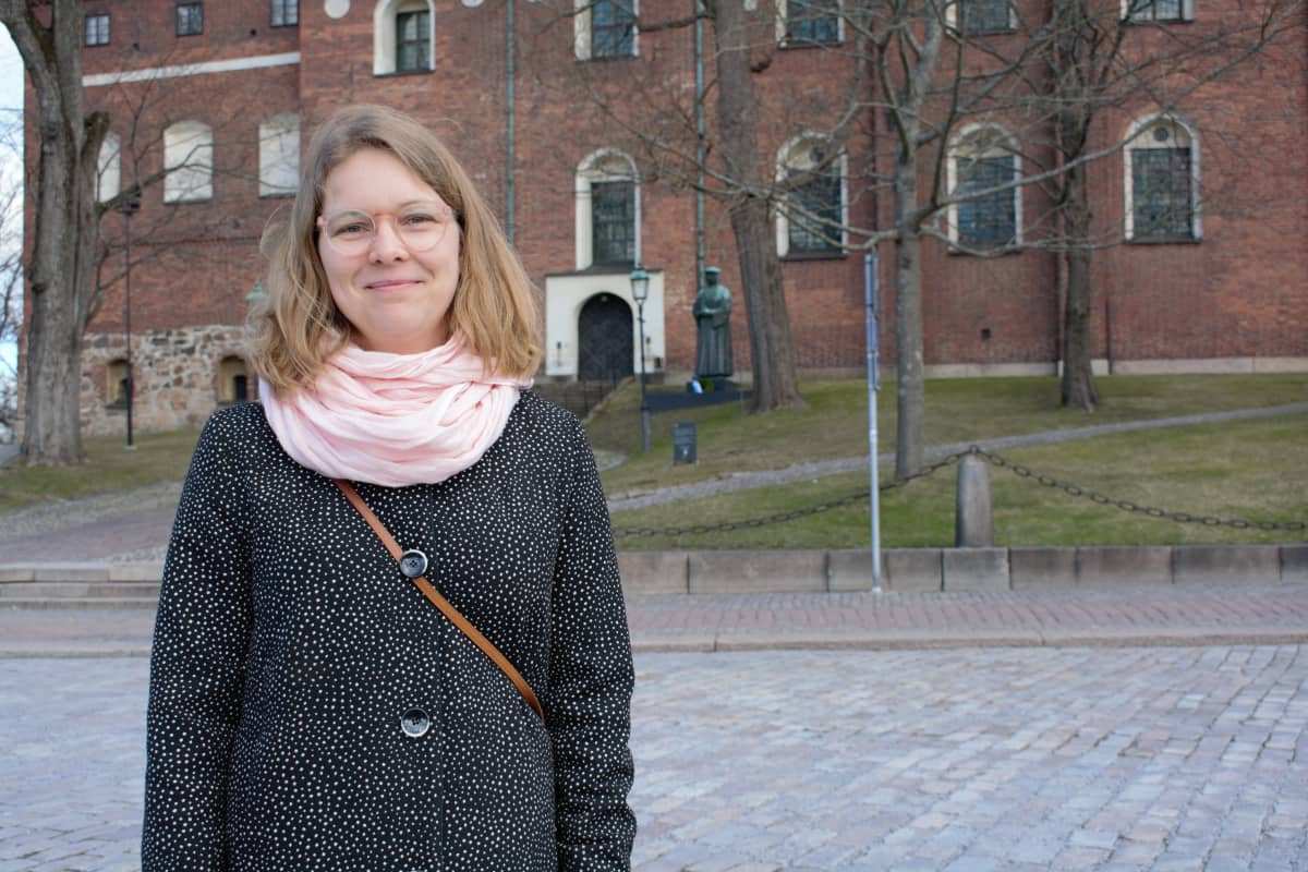 Väitöstutkija Mari Välimäki Turun tuomiokirkon lähellä.