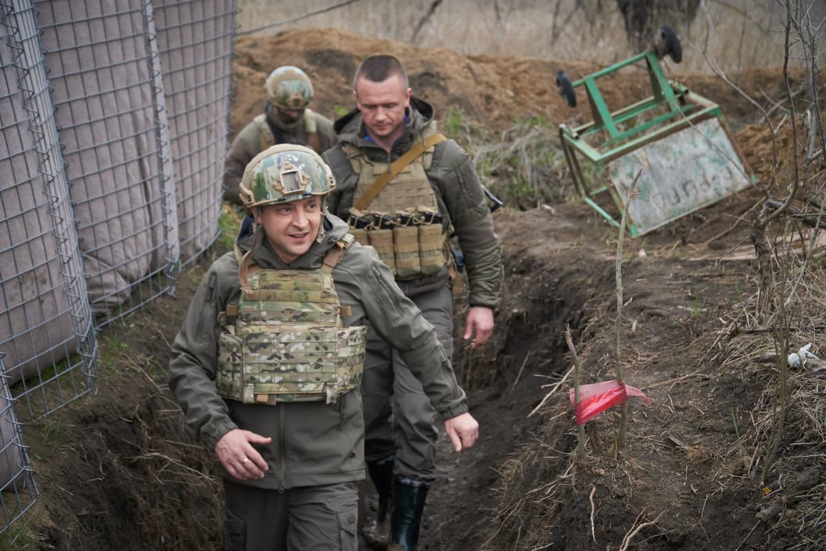 Ukrainan presidentti Volodymyr Zelenskyi (kuvassa etummaisena) vieraili Itä-Ukrainan rintamalla viikko sitten.