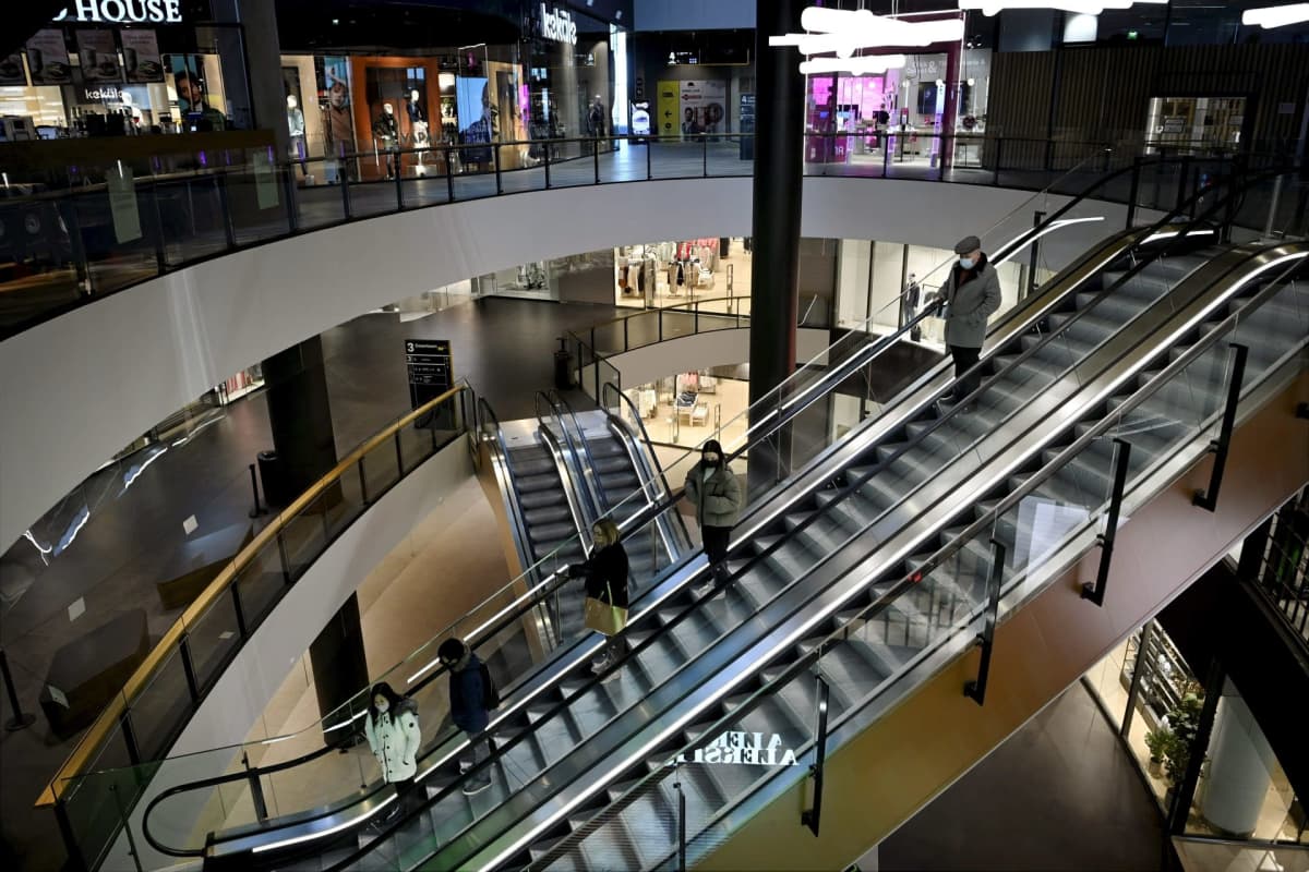 Ihmisiä Mall of Tripla kauppakeskuksessa Helsingissä 1. huhtikuuta 2021.