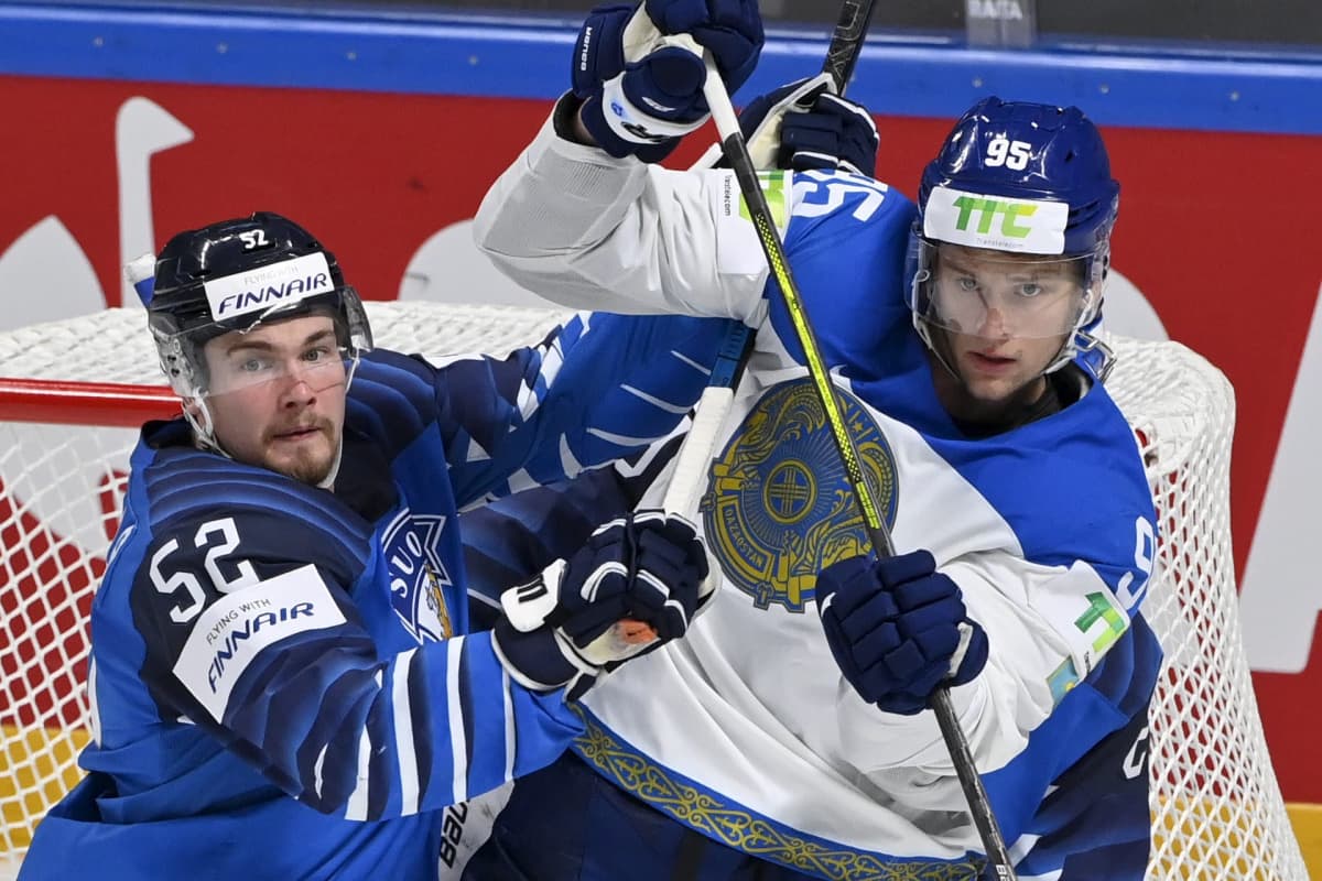 Mikael Seppälä kamppailee Kazakstanin Dimitri Shevtshenkon kanssa maalin edustalla.