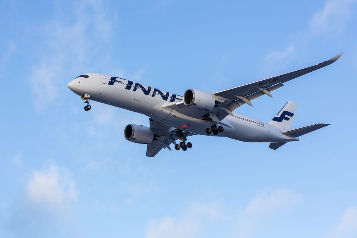 Ett Finnair-flyg i luften.