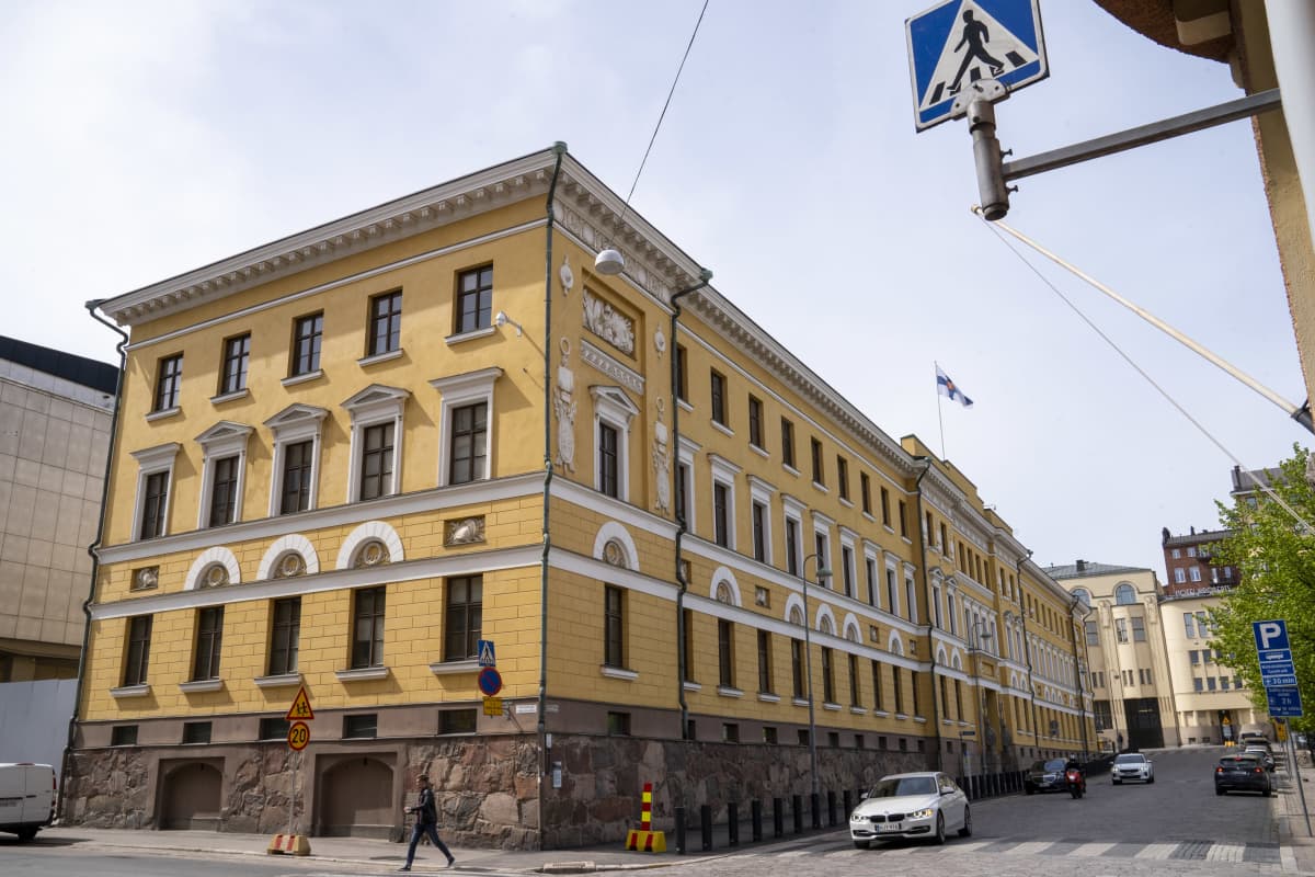 Puolustusministeriön rakennus Eteläiseltä Makasiinikadulta kuvattuna