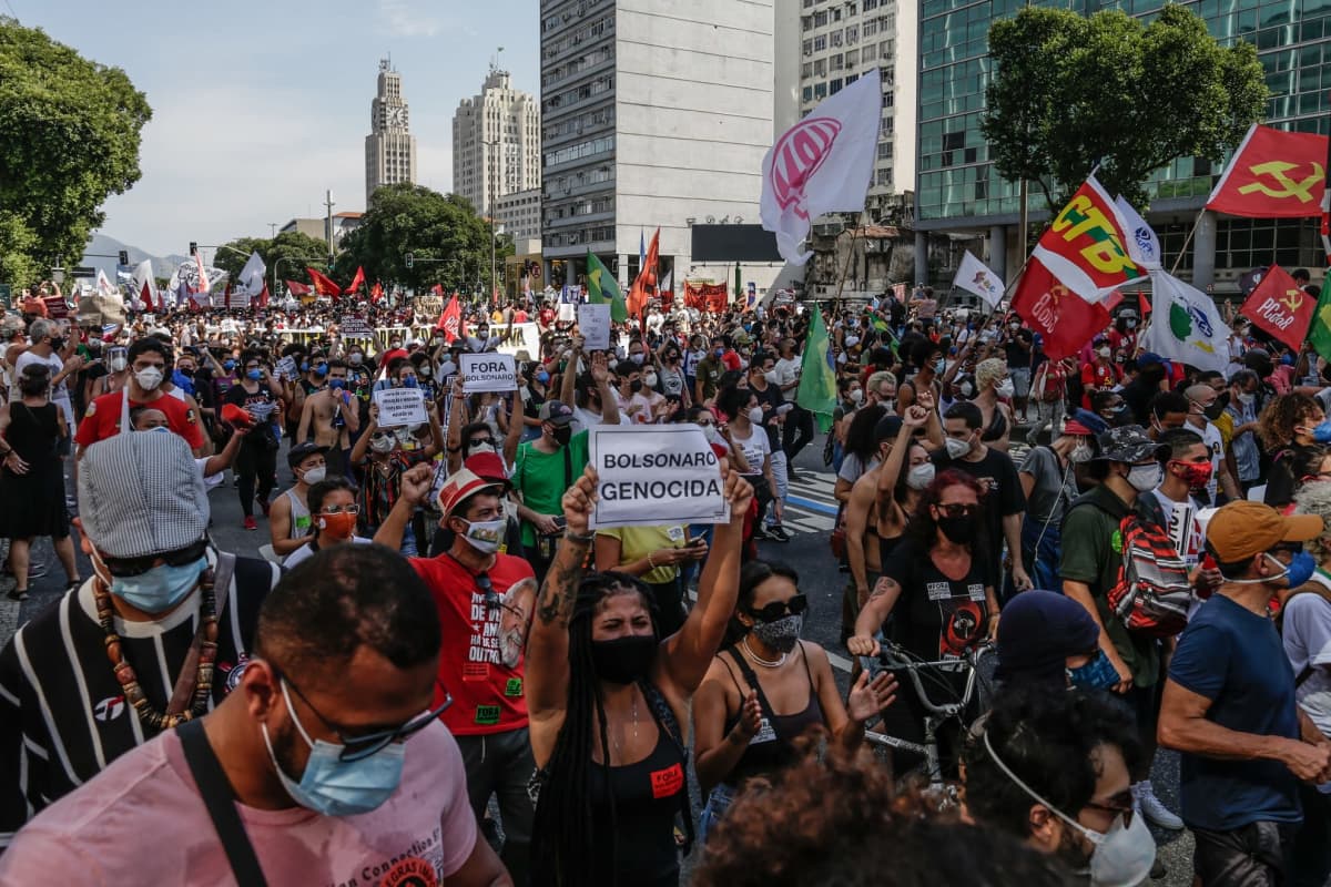 Presidentti Jair Bolsonaroa vastaan marssittiin lauantaina muun muassa  Rio de Janeirossa. Protestoijia kadulla maskit naamallaan.
