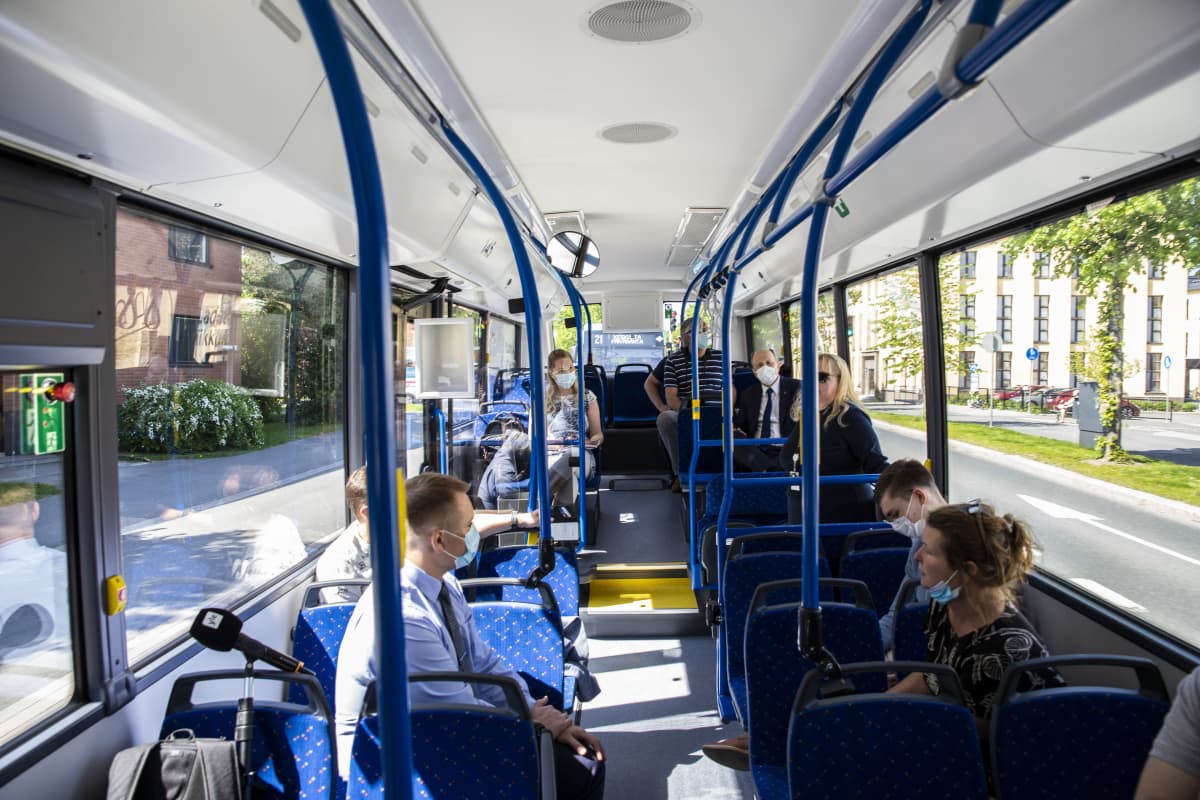 Eu Direktiivi Pakottaa Kaupungit Ottamaan Sahkobusseja Kayttoon Mallioppilas Kuopion 13 Bussia Koristaa Hymyileva Topseli Yle Uutiset Yle Fi