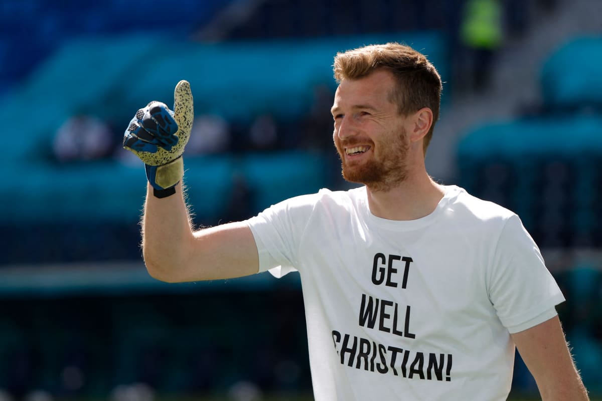 Lukas Hradecky toivotti paitansa välityksellä pikaista paranemista Christian Eriksenille.