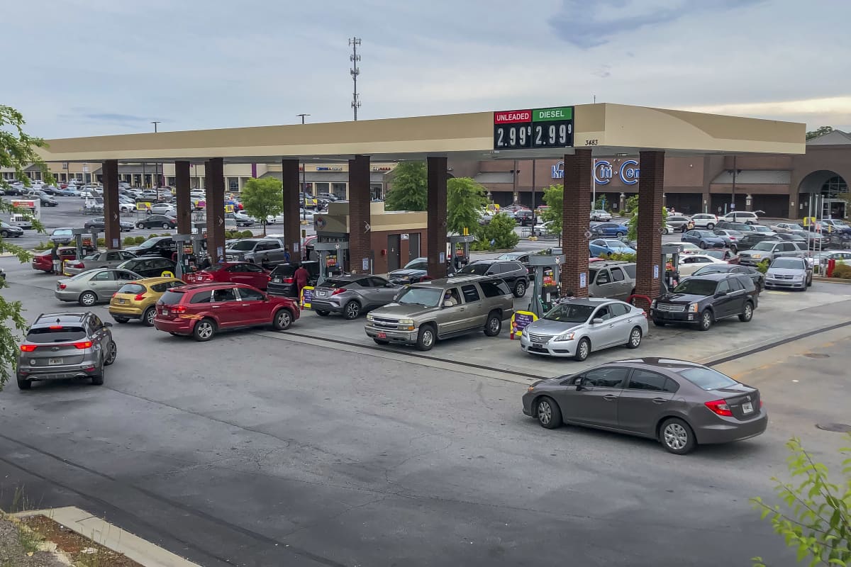 Personbilar i Decatur i delstaten Georgia i USA köar föra att tanka sina bilar vid en bensinstation.