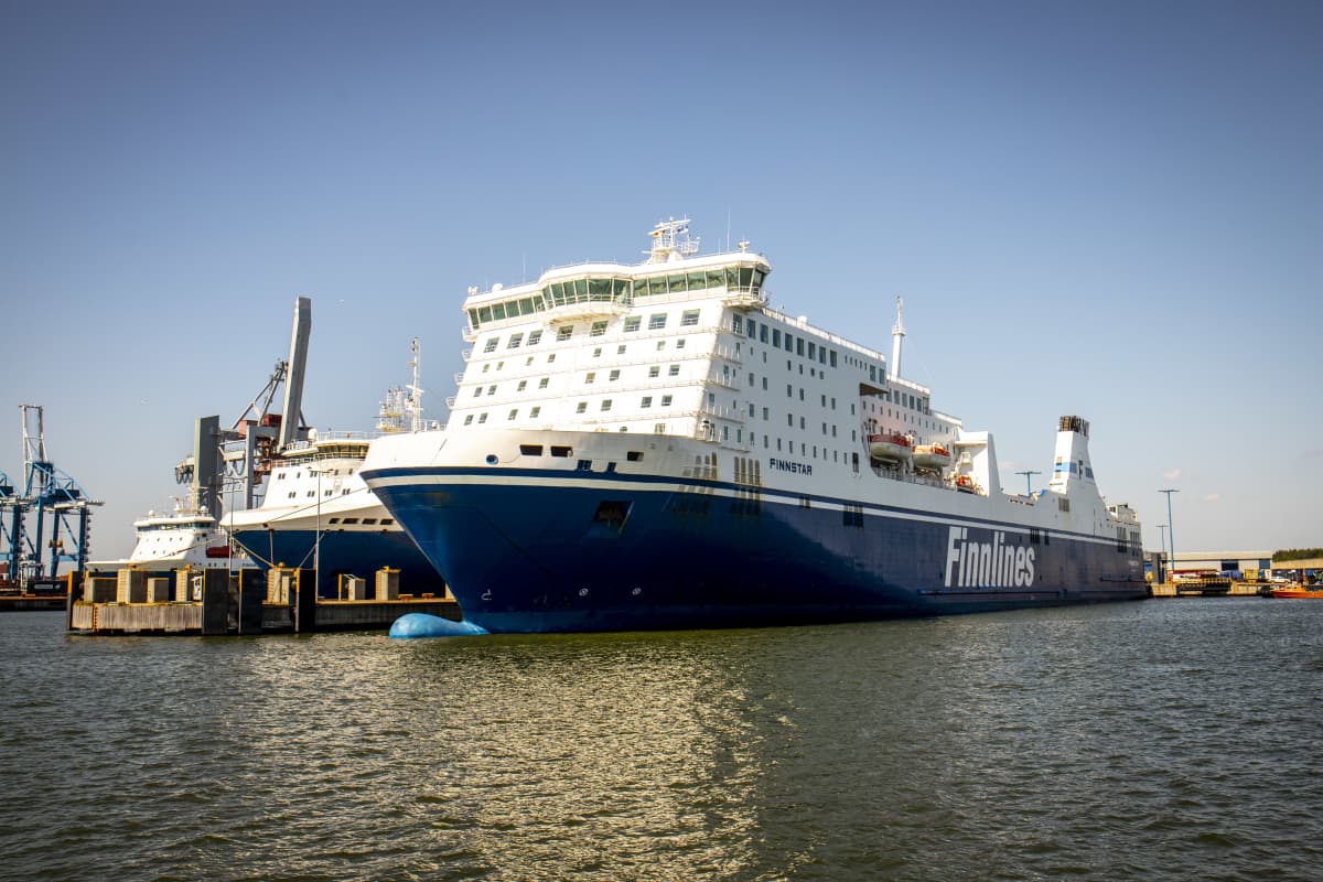 Finnlines laiva Vuosaaren satamassa. 