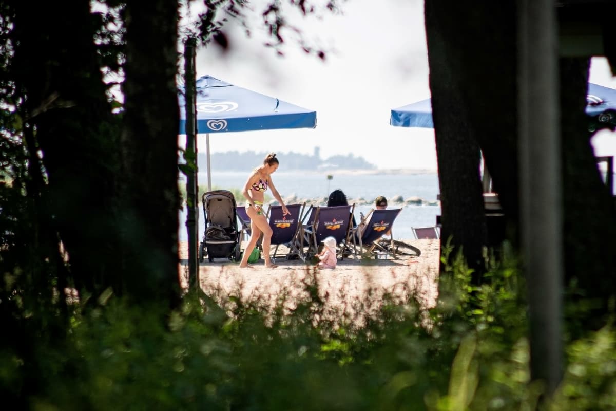 Ihmisiä uimarannalla.