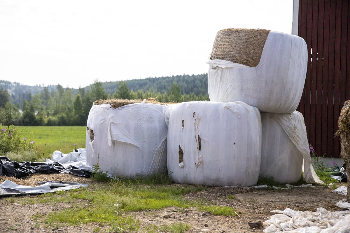 Rikkoutunutta muovia maatilalla Pohjois-Savossa.