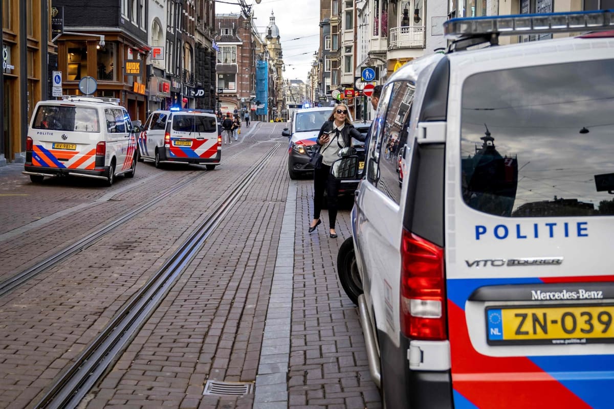 Poliisin ajoveuvoja pysäköitynä kadun varteen Amsterdamissa.