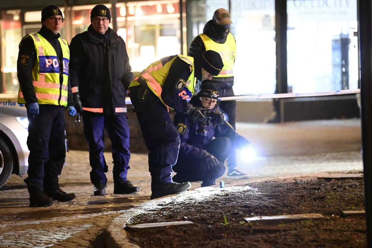 Ruotsalaiset poliisit tutkivat puukotusta kadulla.