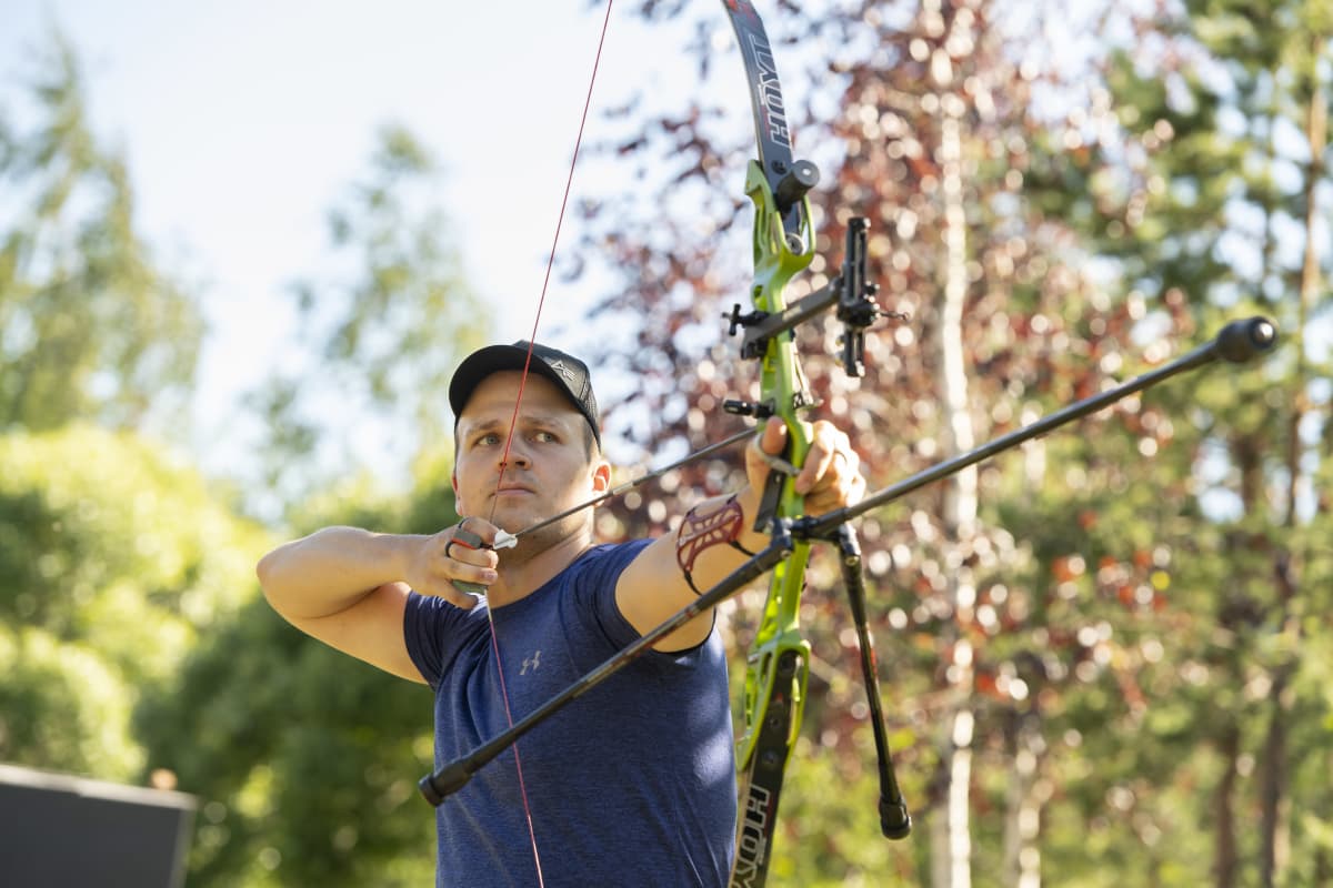 Antti Vikström ampuu jousellaan valmistautuessaan Tokion olympialaisiin.