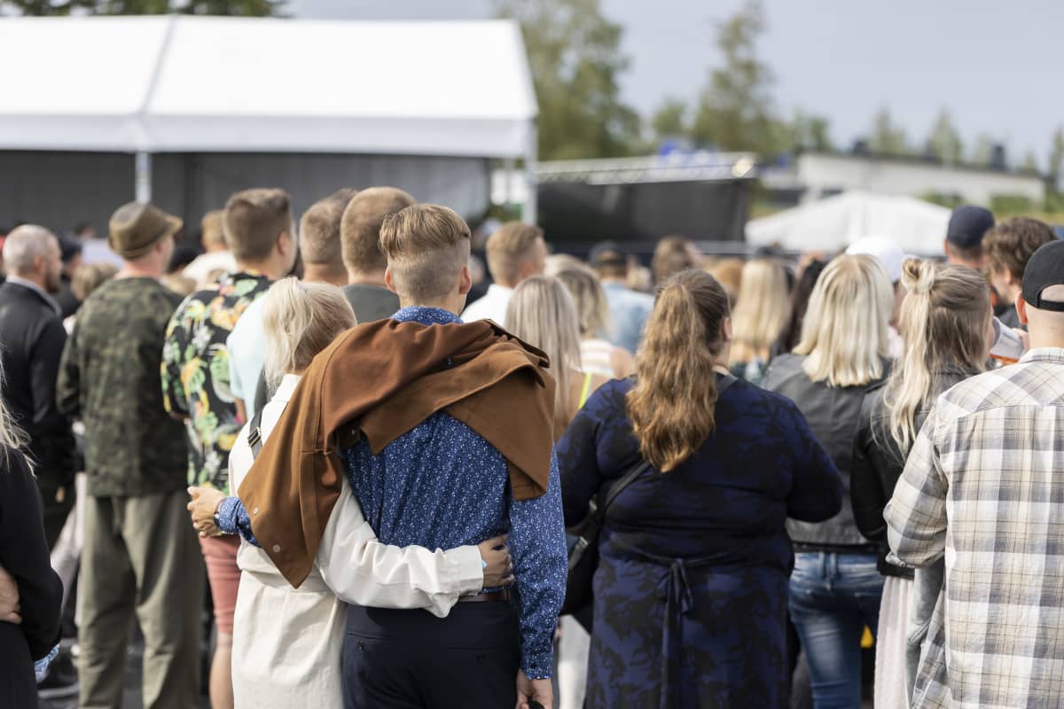 Yleisöä Kokkolan Viinijuhlilla.