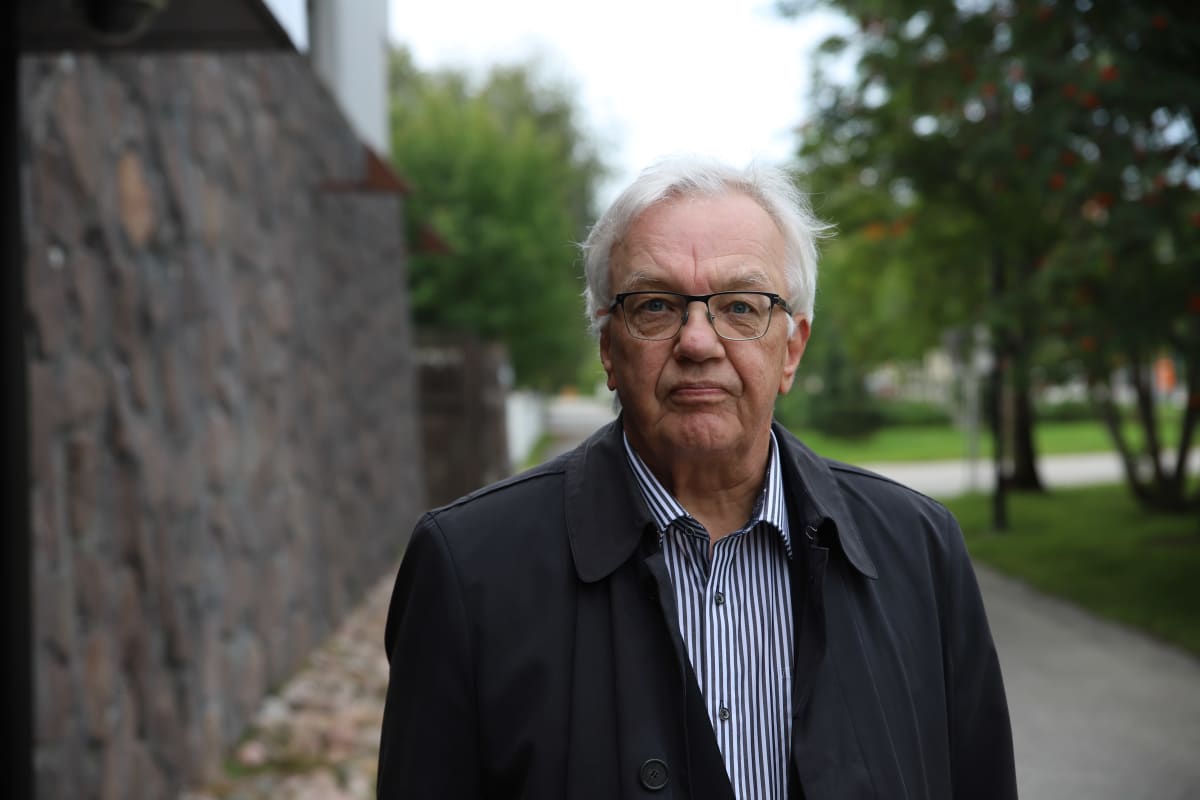 Kittilän kunnan entinen, vuonna 2018 eläköitynyt, hallintojohtaja Esa Mäkinen Rovaniemen hovioikeuden edustalla ennen käräjäoikeuden istuntoa 