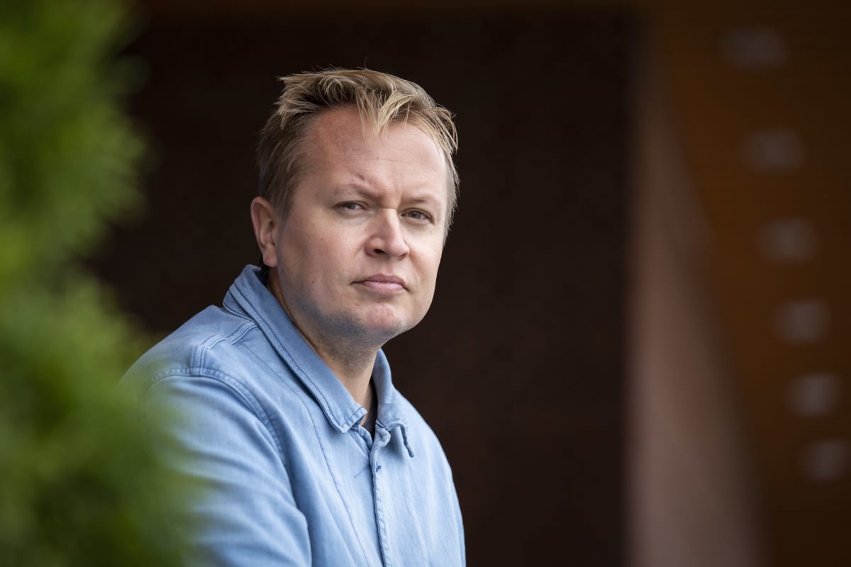 Mikko Takkunen istuu Joensuun torilavalla.