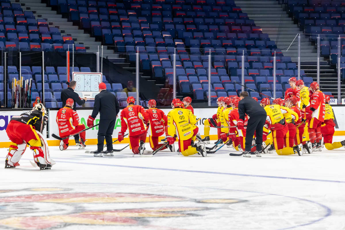 The jokers' head coach Lauri Marjamäki draws instructions for the team