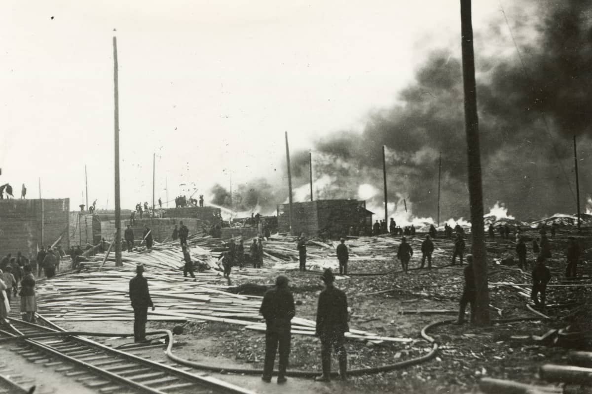 People watching the fire in the boardyard of the Veitsiluoto sawmill in 1932.
