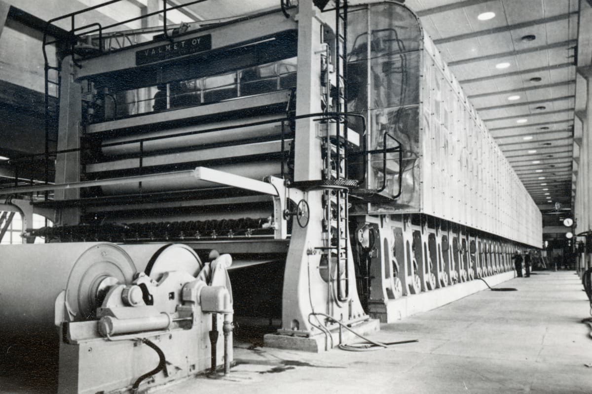 Paper machine at Veitsiluoto Oy's factory in Kemi.