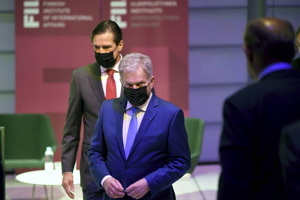 Sauli Niinistö esiintyi Ulkopoliittisen instituutin Forum tapahtumassa 29. syyskuuta. Kävelee maski kasvoillaa, taustalla muita osallistujia.