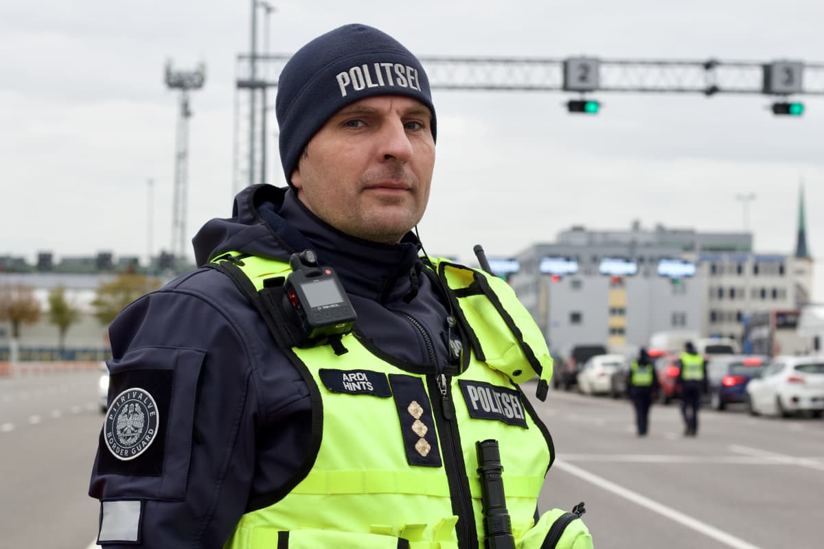 Virolainen poliisiluutnantti Ardi Hints johtaa Tallinnan sataman tehotarkastuksia