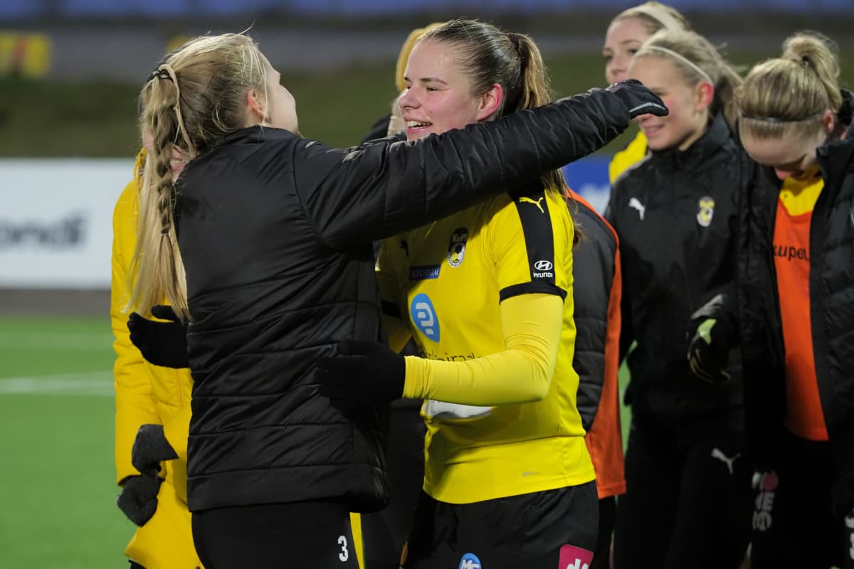 KuPS:n naiset saivat viime kaudella pronssia. Kuvassa tuntematon pelaaja halaa Aino Krögeriä kauden päätösottelun jälkeen. 