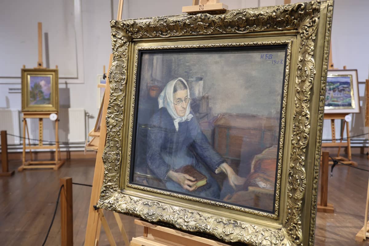 Kuvassa on Hanna Frosterus-Segerstrålen teos Kehdon ääressä vuodelta 1908. Teoksessa vanha nainen istuu melankolisena ja omiin ajatuksiinsa uppoutuneena kirja sylissään ja keinuttaa vasemmalla kädellään kehtoa.