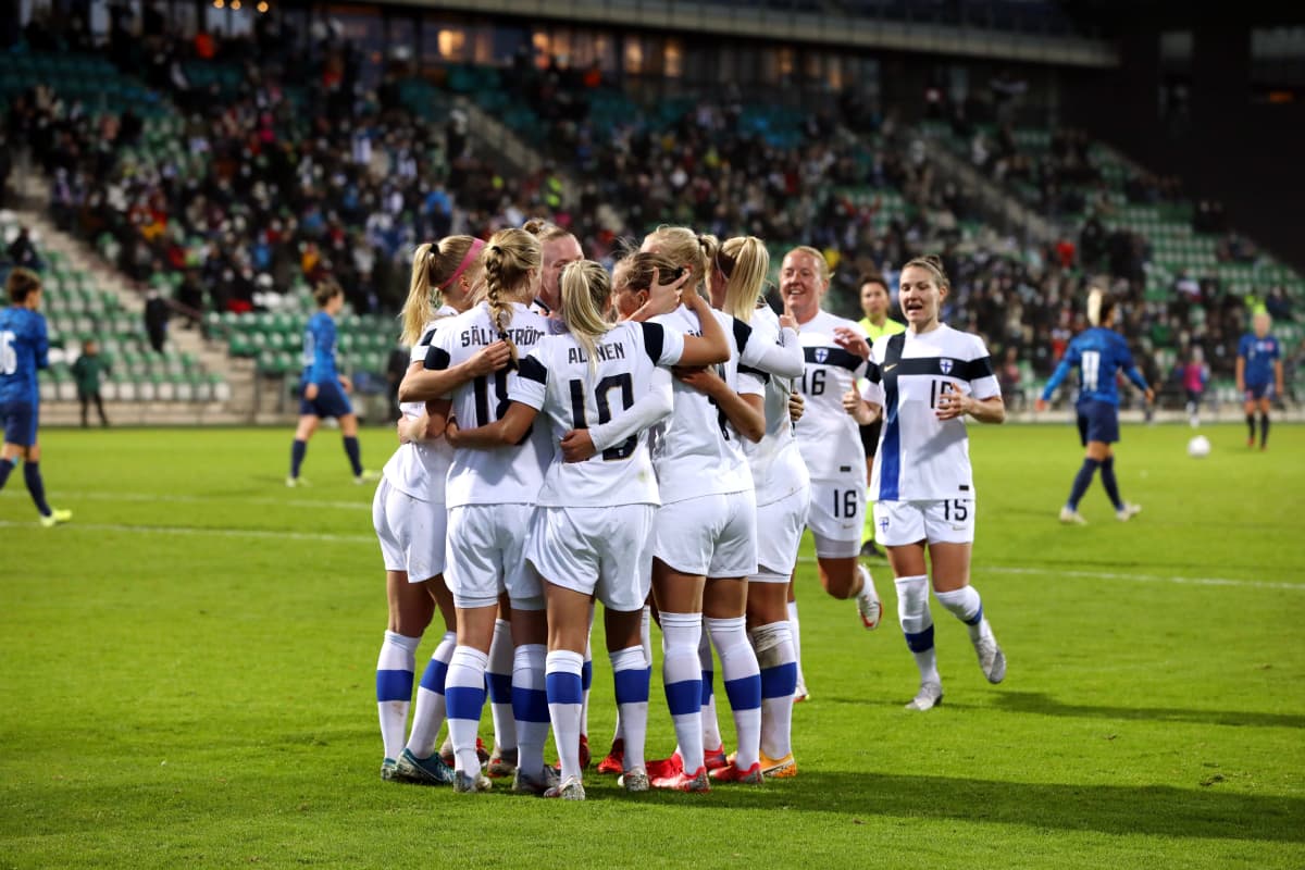 Helmarit juhli Ria Ölingin maalia syyskuussa Slovakiaa vastaan.