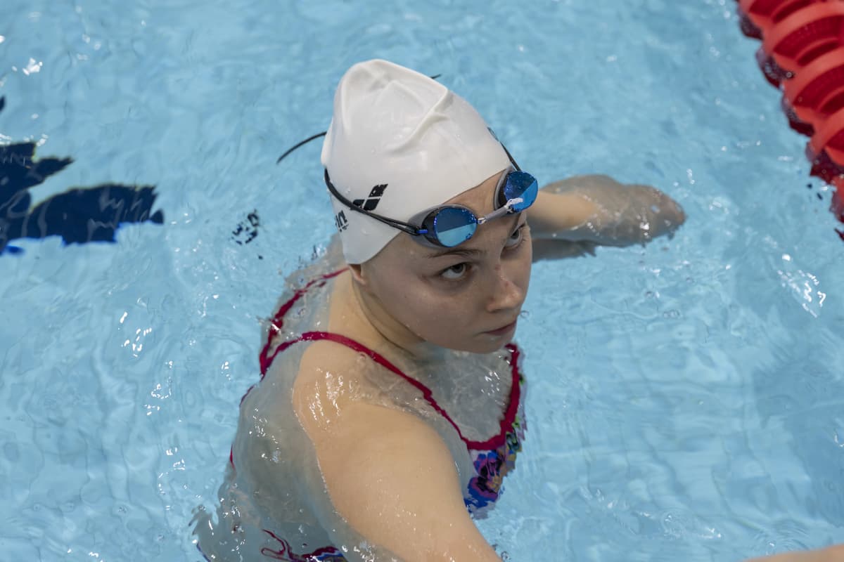 Uimari Laura Lahtinen kuuntelee valmentajansa kommentteja