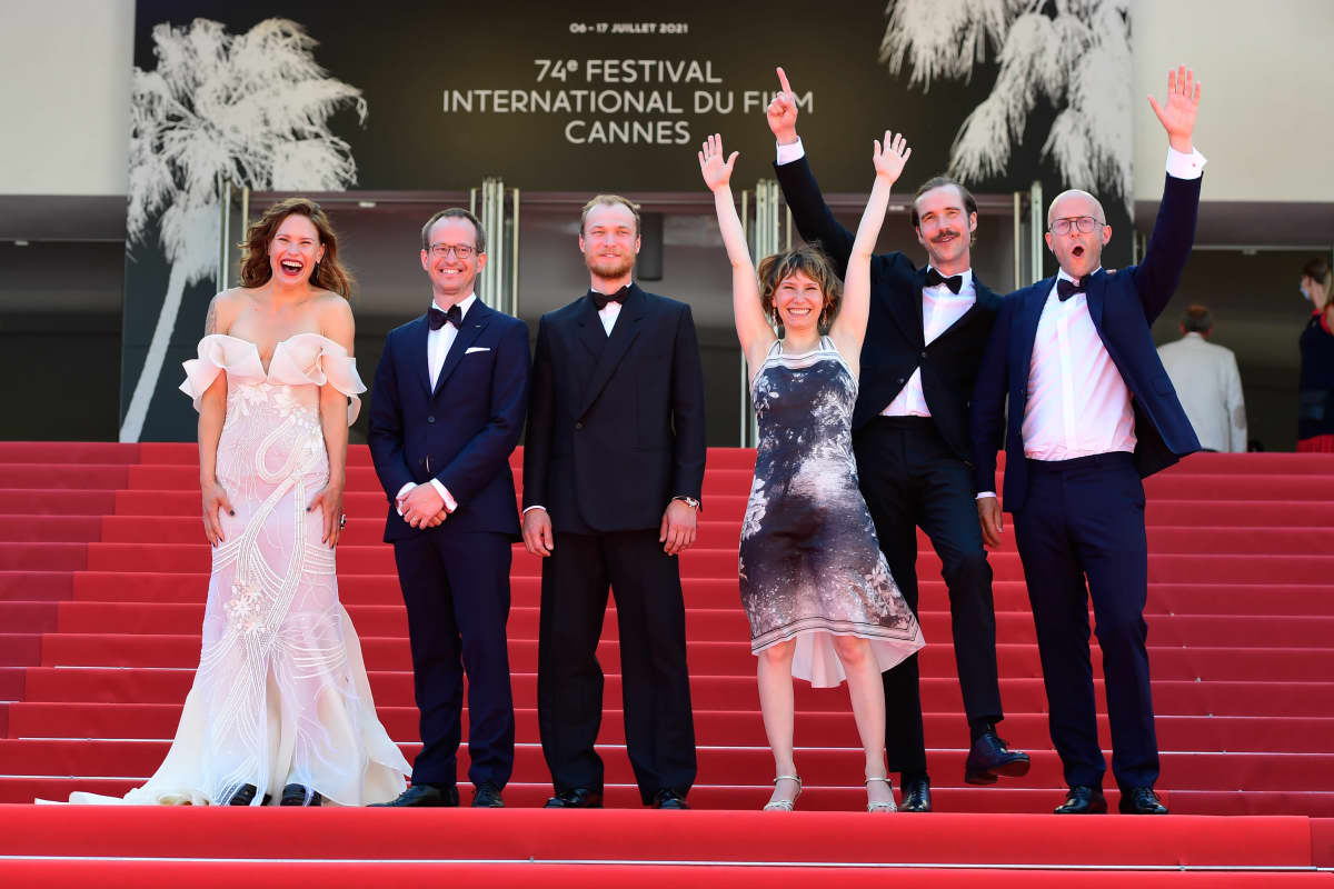 Hytti nro 6:n elokuvantekijät tuulettavat Cannesin punaisella matolla heinäkuussa 2021.