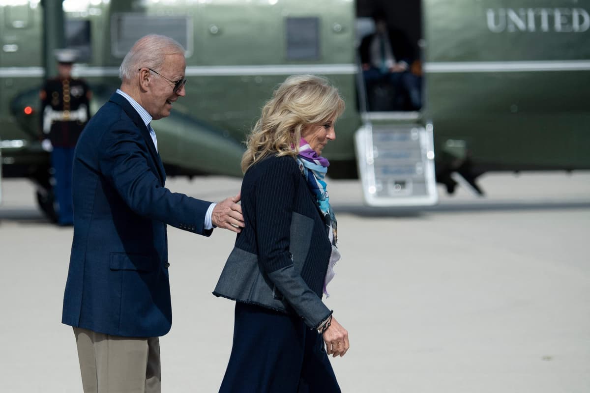 Presidentti Joe Biden vaimonsa Jill Bidenin kanssa ennen Italiaan lähtöä.